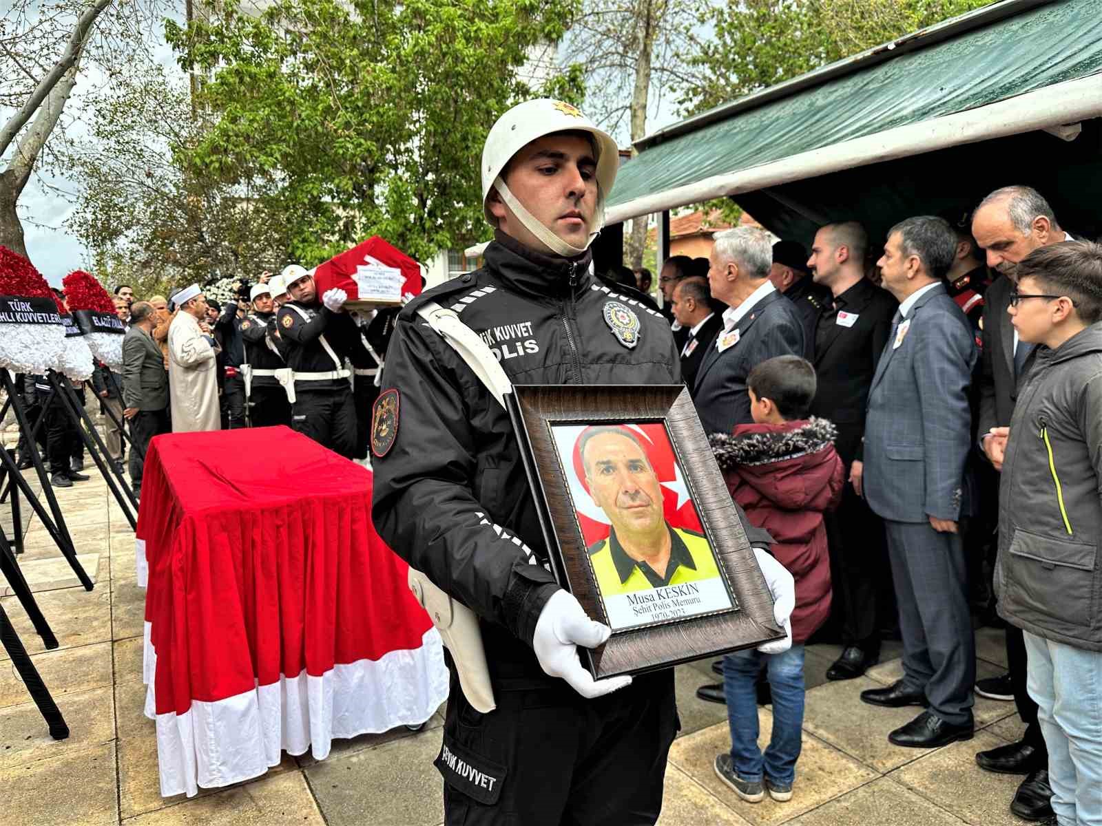 ADANA’DA  KAZAYA MÜDAHALE EDİP TRAFİĞİ YÖNLENDİRDİĞİ SIRADA İKİ OTOMOBİLİN