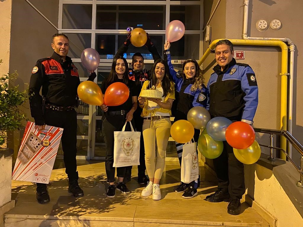 ŞANLIURFA'DA POLİS EKİPLERİ, ŞEHİT MESLEKTAŞLARININ KIZI İÇİN DOĞUM GÜNÜ SÜRPRİZİ