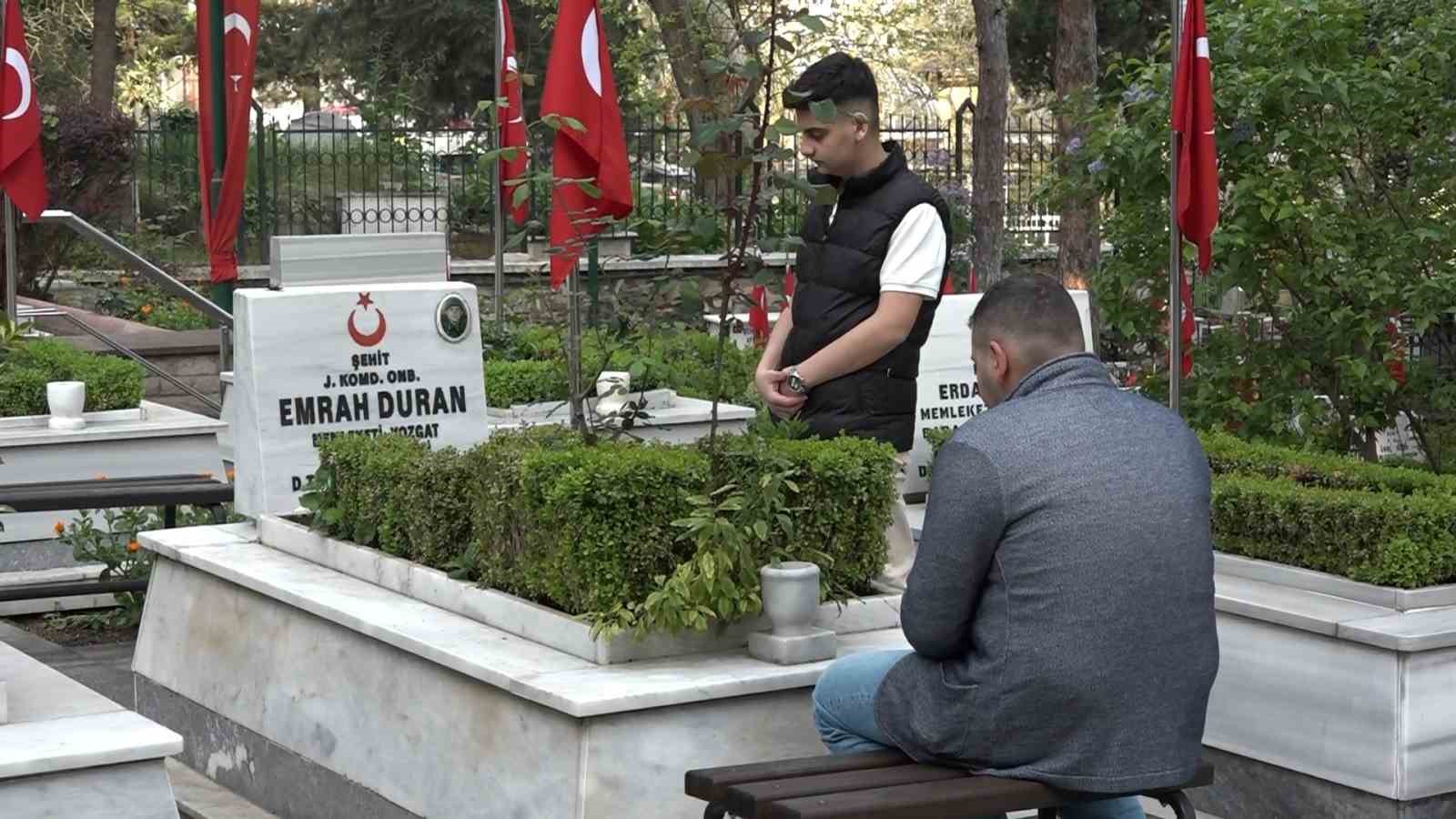 BURSA'DA ŞEHİT YAKINLARI, BAYRAM ZİYARETLERİNİN İLKİNİ ŞEHİTLERİNİN KABRİNE YAPTI. ŞEHİT