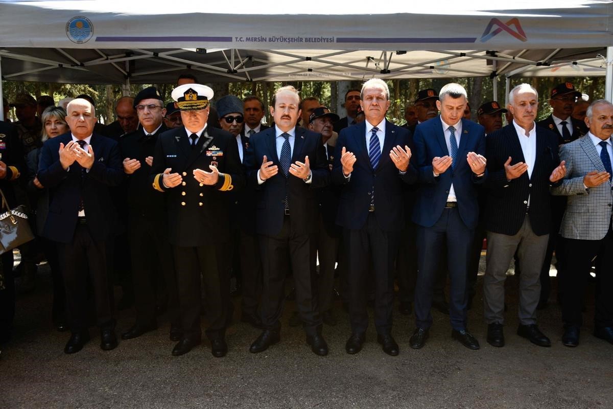 MERSİN'DE RAMAZAN BAYRAMI DOLAYISIYLA ŞEHİTLİKTE BAYRAMLAŞMA TÖRENİ DÜZENLENDİ. DUYGU DOLU