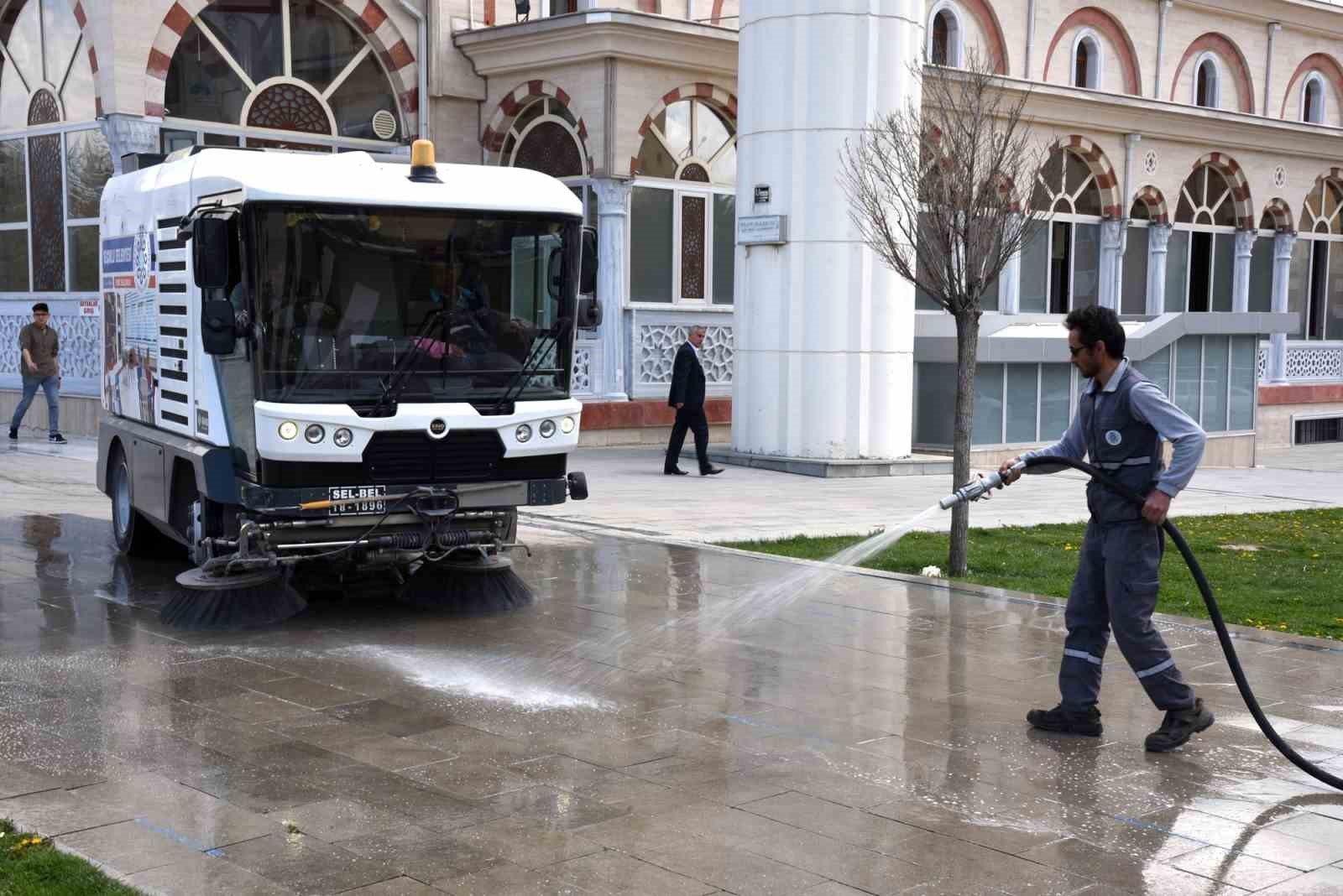 SELÇUKLU BELEDİYESİNE BAĞLI ÇEVRE KORUMA VE KONTROL MÜDÜRLÜĞÜ EKİPLERİ MAHALLELERDE