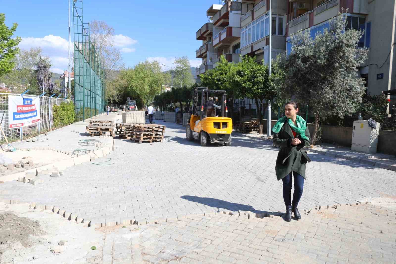 İZMİR’İN SELÇUK İLÇESİ CUMHURİYET MAHALLESİNDE YOL YAPIM ÇALIŞMALARI BAŞLADI. ALT