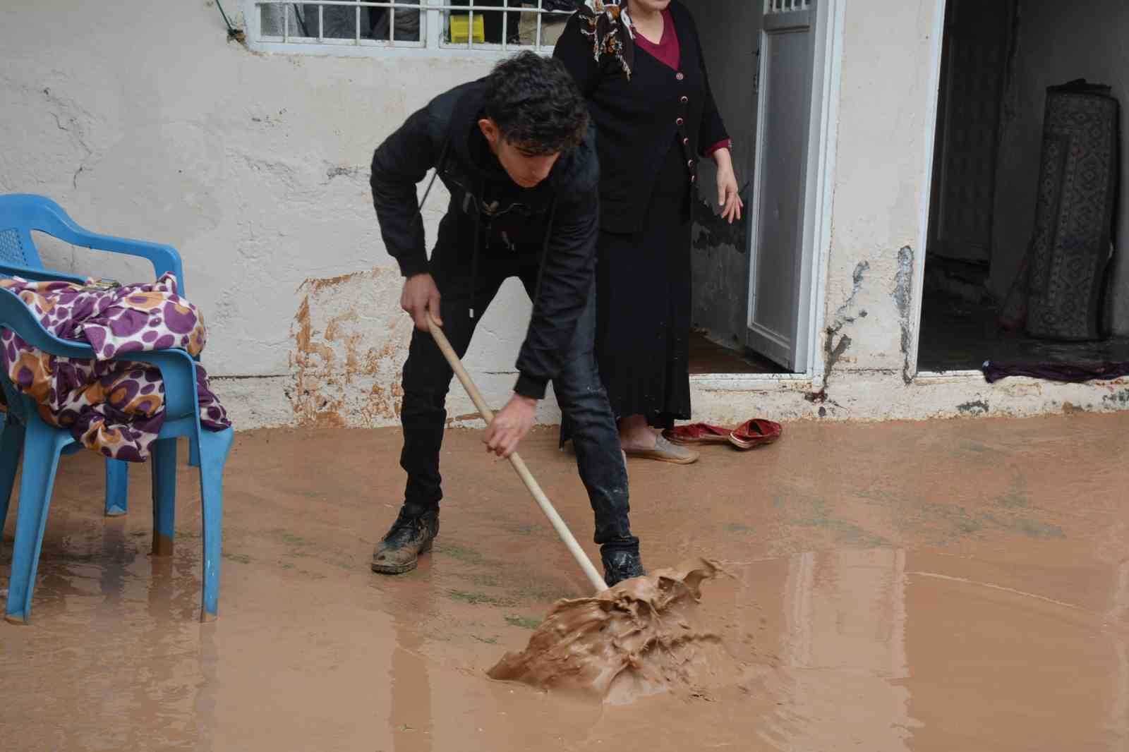 SELDEN ZARAR GÖREN AİLELERE KIZILAY’DAN YARDIM