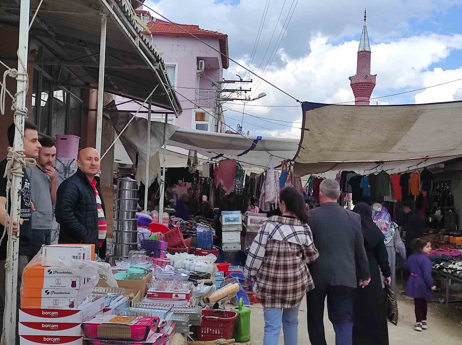 MANİSA'NIN SELENDİ İLÇESİNDE RAMAZAN BAYRAMI ARİFESİ DOLAYISIYLA PAZAR YERLERİ VE