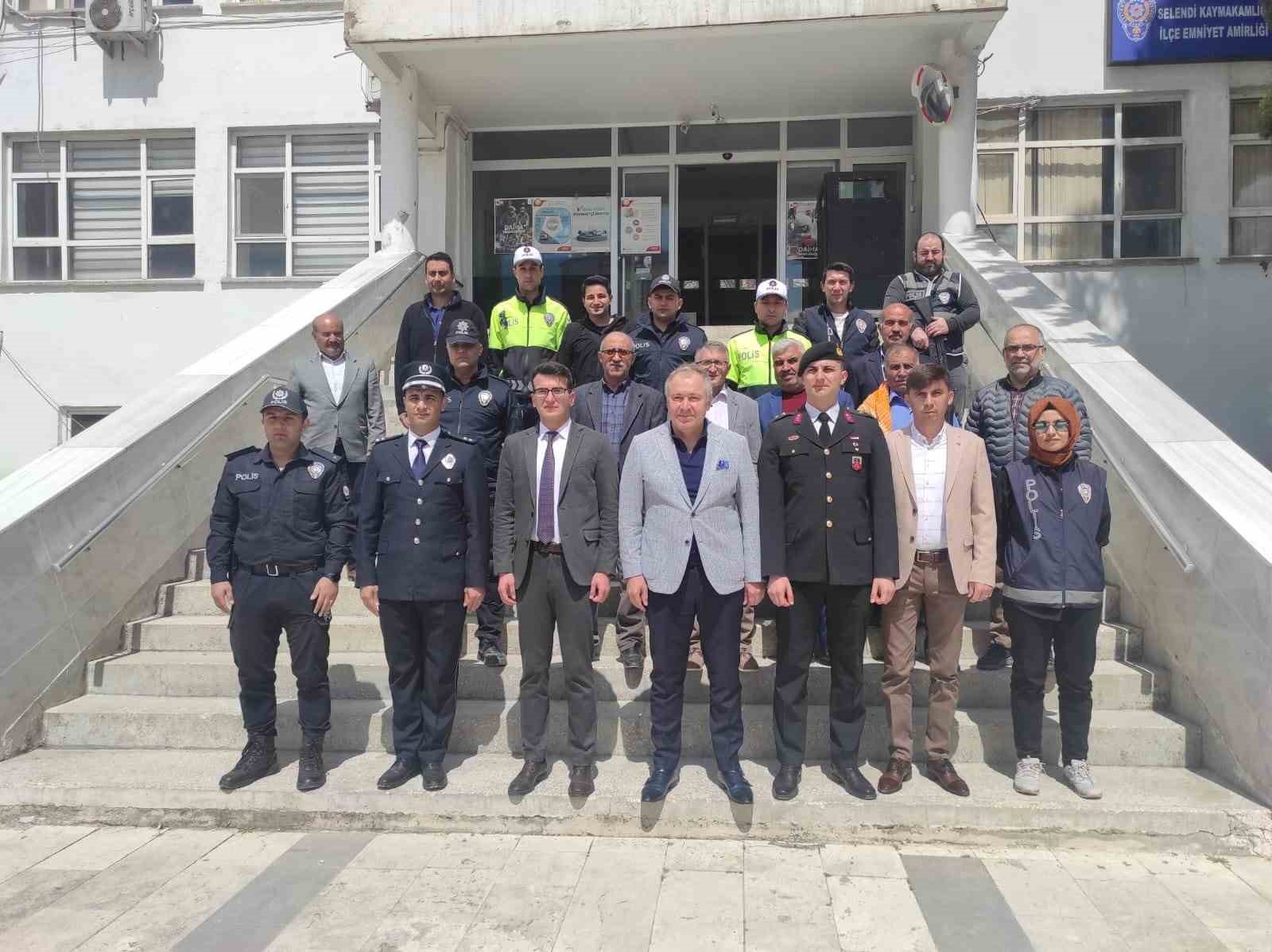 MANİSA'NIN SELENDİ İLÇESİNDE RAMAZAN BAYRAMI NEDENİYLE DÜZENLENEN BAYRAMLAŞMA TÖRENİNDE PROTOKOL
