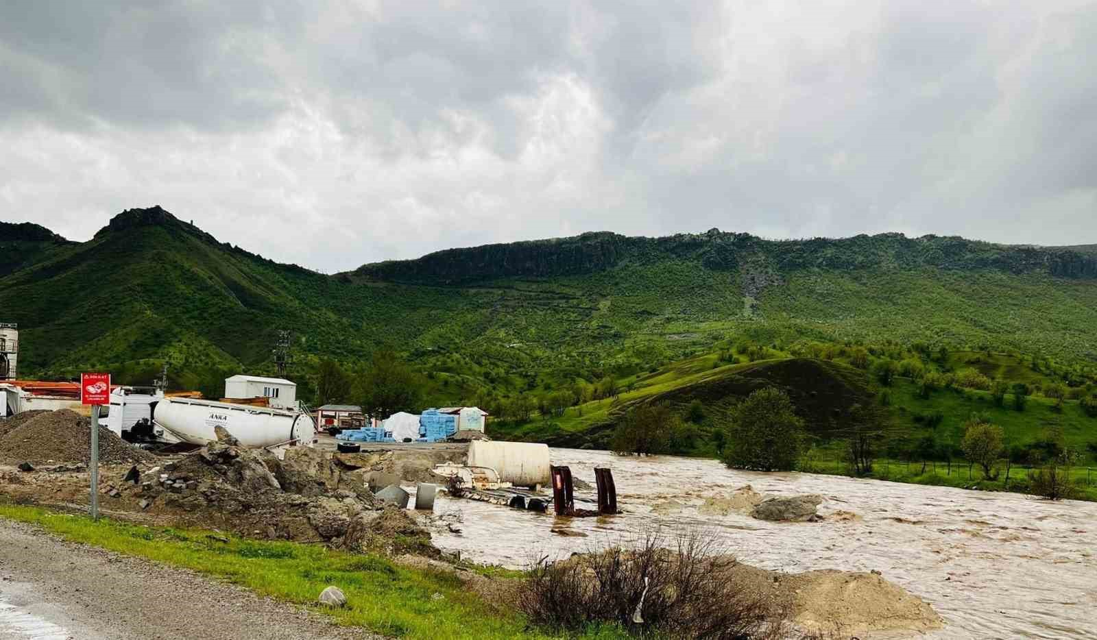 Şemdinli-Derecik yolu yoğun sağanak nedeniyle ulaşıma kapatıldı HAKKARİ DERECİK İLÇESİNDE ETKİLİ OLAN YAĞIŞLARDAN DOLAYI BİR ÇOK BÖLGE