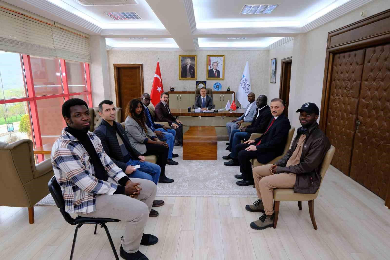 SENEGALLİ HEYET TOKAT'TA EĞİTİM GÖREN ÖĞRENCİLERİNİN RAHAT BİR ORTAMDA EĞİTİM