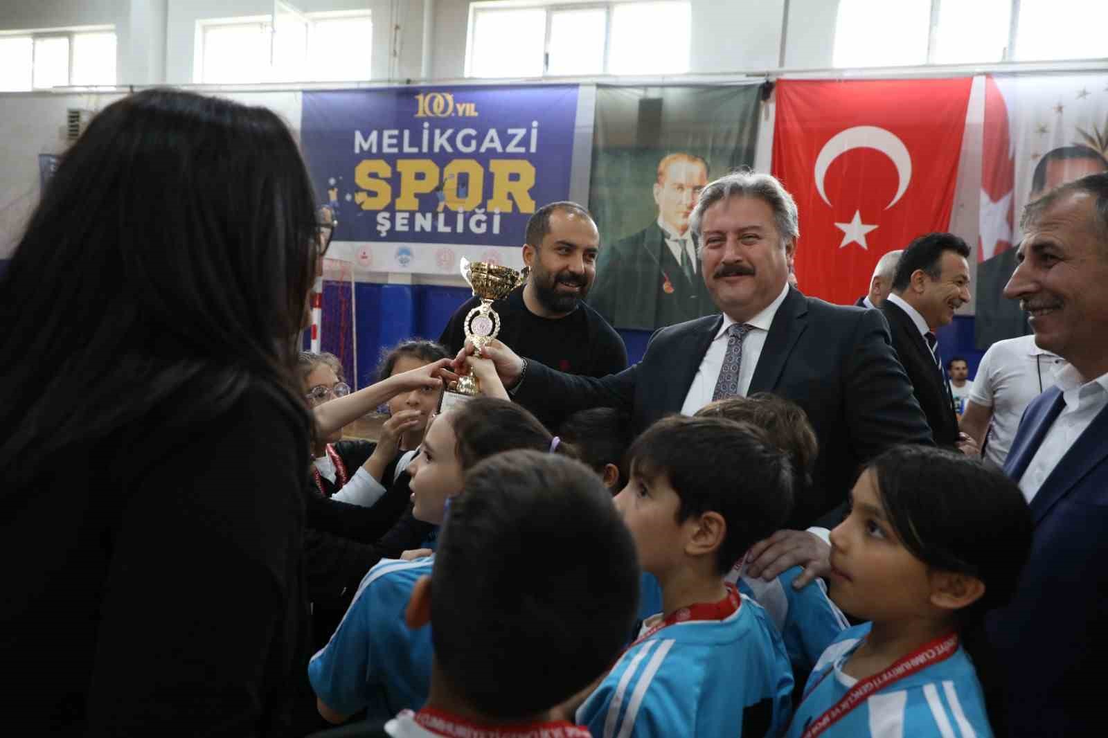 MELİKGAZİ BELEDİYESİ CUMHURİYET’İN 100. YILINDA MELİKGAZİ KAYMAKAMLIĞI, MİLLİ EĞİTİM MÜDÜRLÜĞÜ,