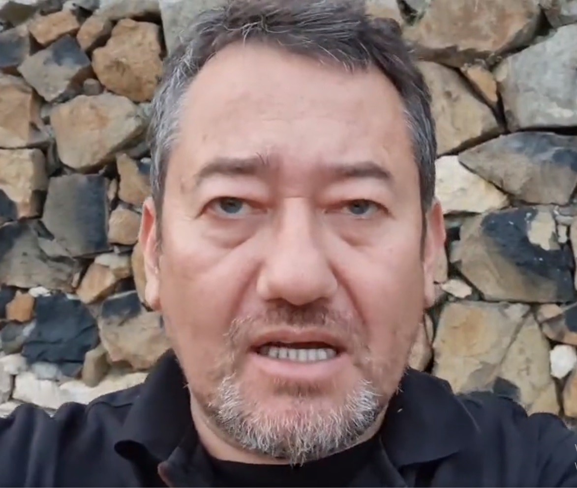 GAZETECİ SERDAR AKİNAN SABAH SAATLERİNDE AYVACIK İLÇE EMNİYET MÜDÜRLÜĞÜ EKİPLERİNCE