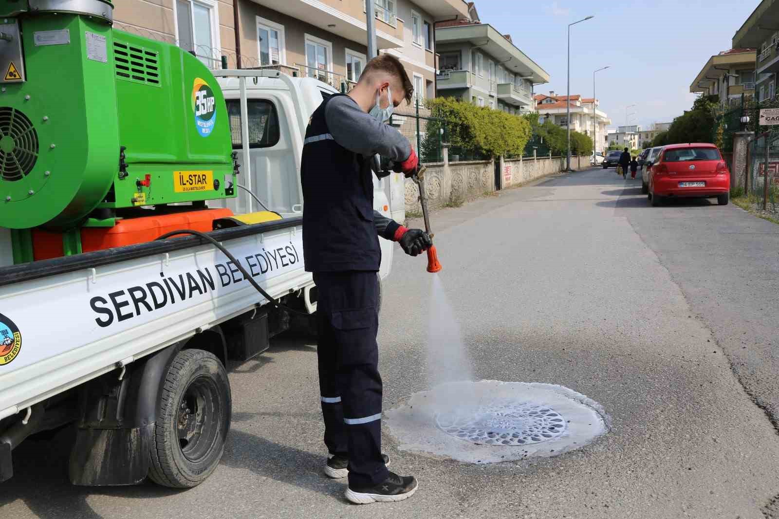 SERDİVAN BELEDİYESİ, HAVA SICAKLIKLARININ ARTMASIYLA BİRLİKTE ÜREME ORTAMLARI ARTAN KARASİNEK,