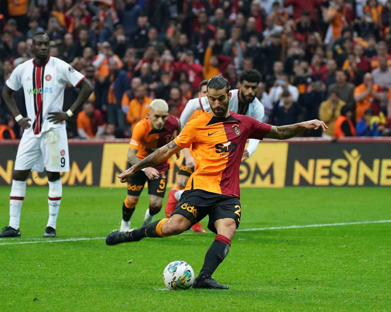 GALATASARAY’IN PORTEKİZLİ FUTBOLCUSU SERGİO OLİVEİRA, FATİH KARAGÜMRÜK MAÇINDA PENALTIDAN ATTIĞI
