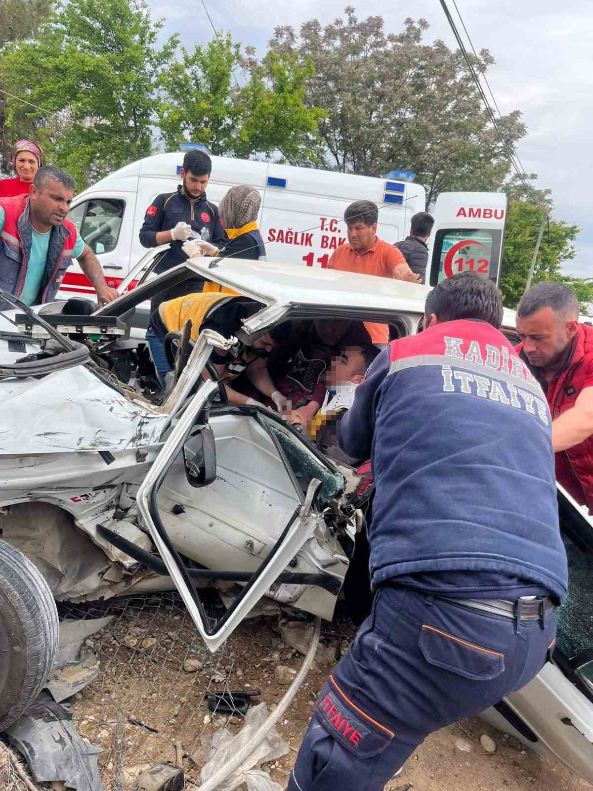 OSMANİYE'NİN KADİRLİ İLÇESİNDE SERVİS MİNİBÜSÜ İLE OTOMOBİLİN ÇARPIŞMASI SONUCU MEYDANA