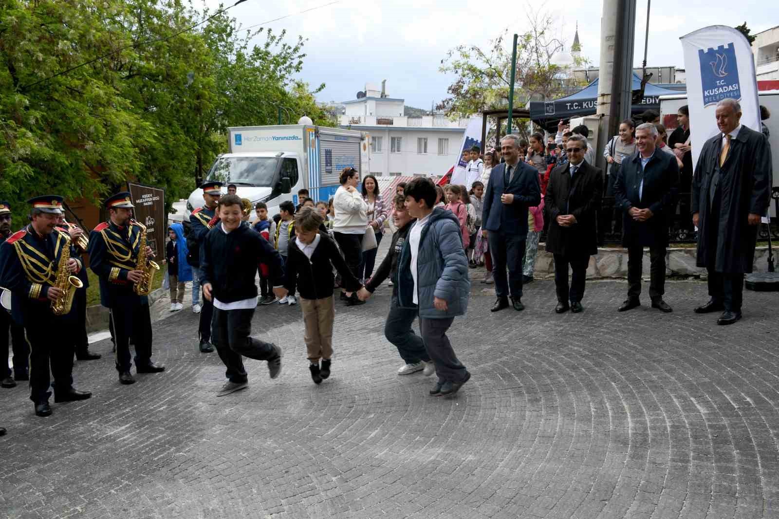 SEYAKMER’DE KUŞADALI ÇOCUKLARIN ŞENLİK COŞKUSU KUŞADASI’NDA 23 NİSAN KUTLAMALARI DEVAM