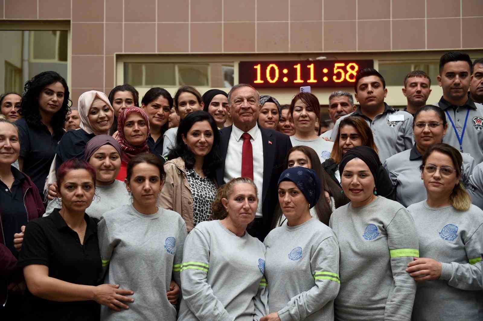 SEYHAN BELEDİYE BAŞKANI AKİF KEMAL AKAY, BELEDİYE ÇALIŞANLARIYLA BAYRAMLAŞTI.
