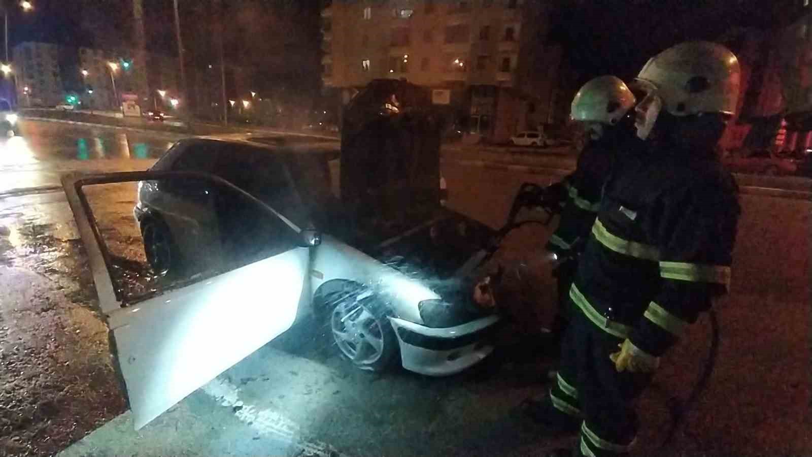 ÇORUM'DA SEYİR HALİNDEKİ BİR OTOMOBİLDE ÇIKAN YANGIN, İTFAİYE EKİPLERİ TARAFINDAN