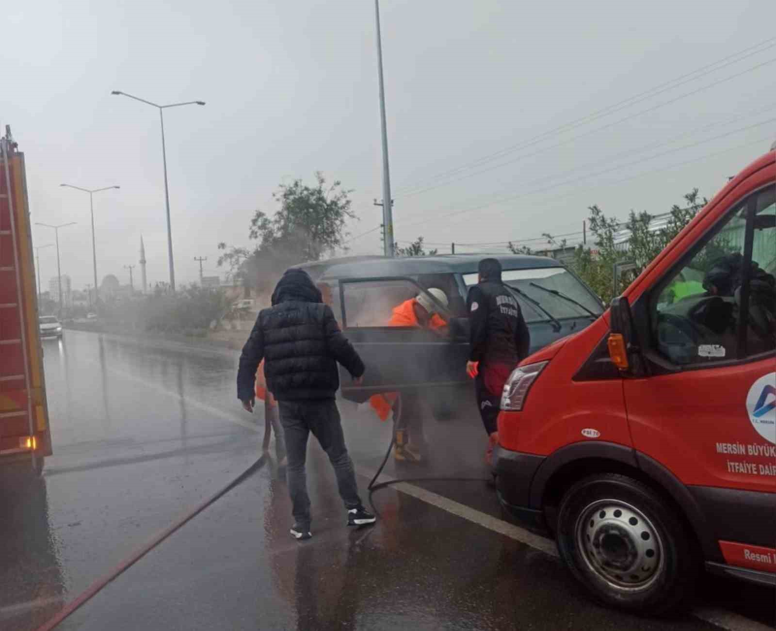 MERSİN'İN ERDEMLİ İLÇESİNDE SAĞANAK YAĞIŞ ESNASINDA MOTOR KISMINDAN DUMAN ÇIKARAK