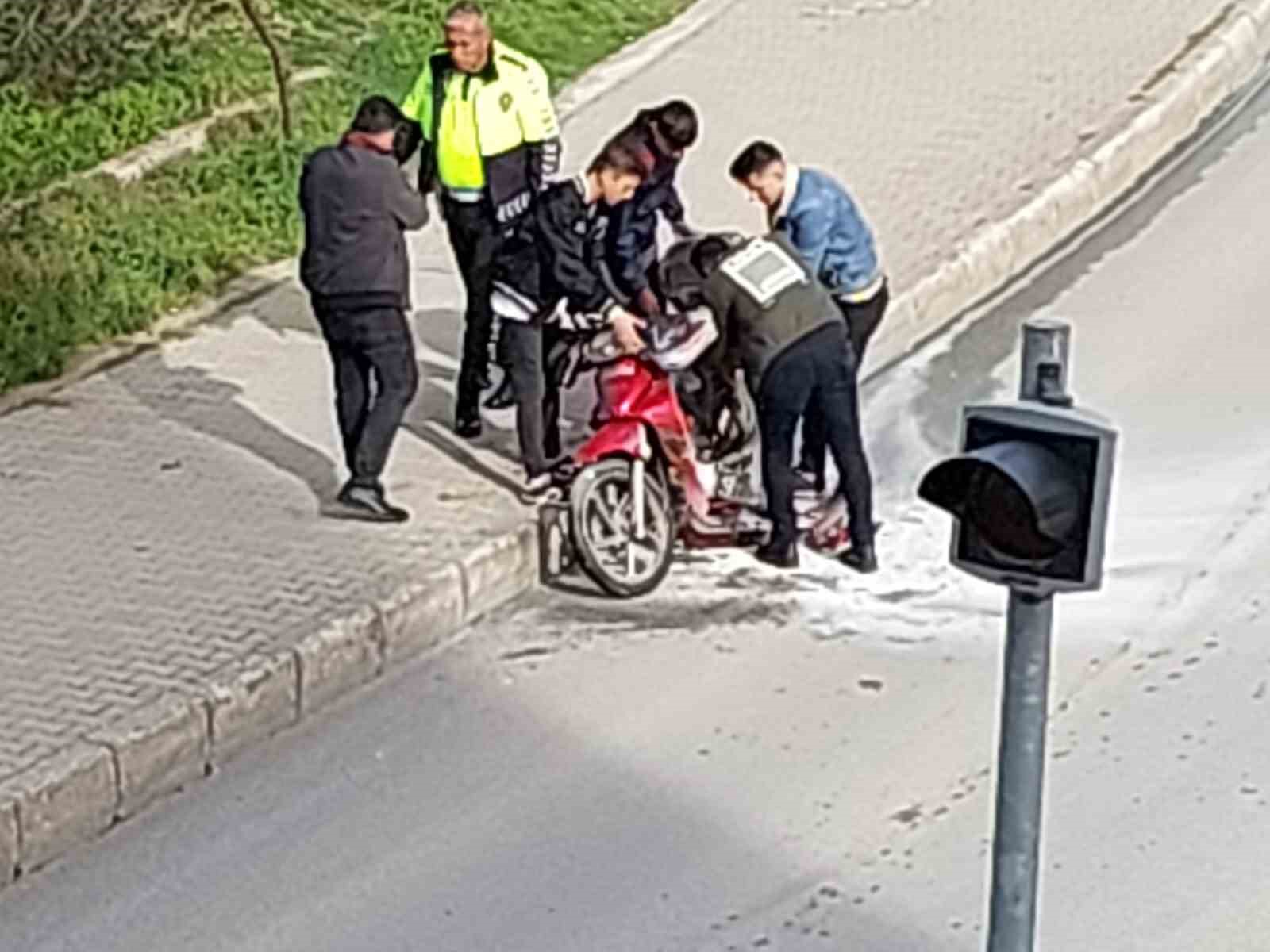 ÇORUM'UN SUNGURLU İLÇESİNDE SEYİR HALİNDEKİ MOTOSİKLET ALEV ALDI. SÜRÜCÜLERİN YARDIMIYLA