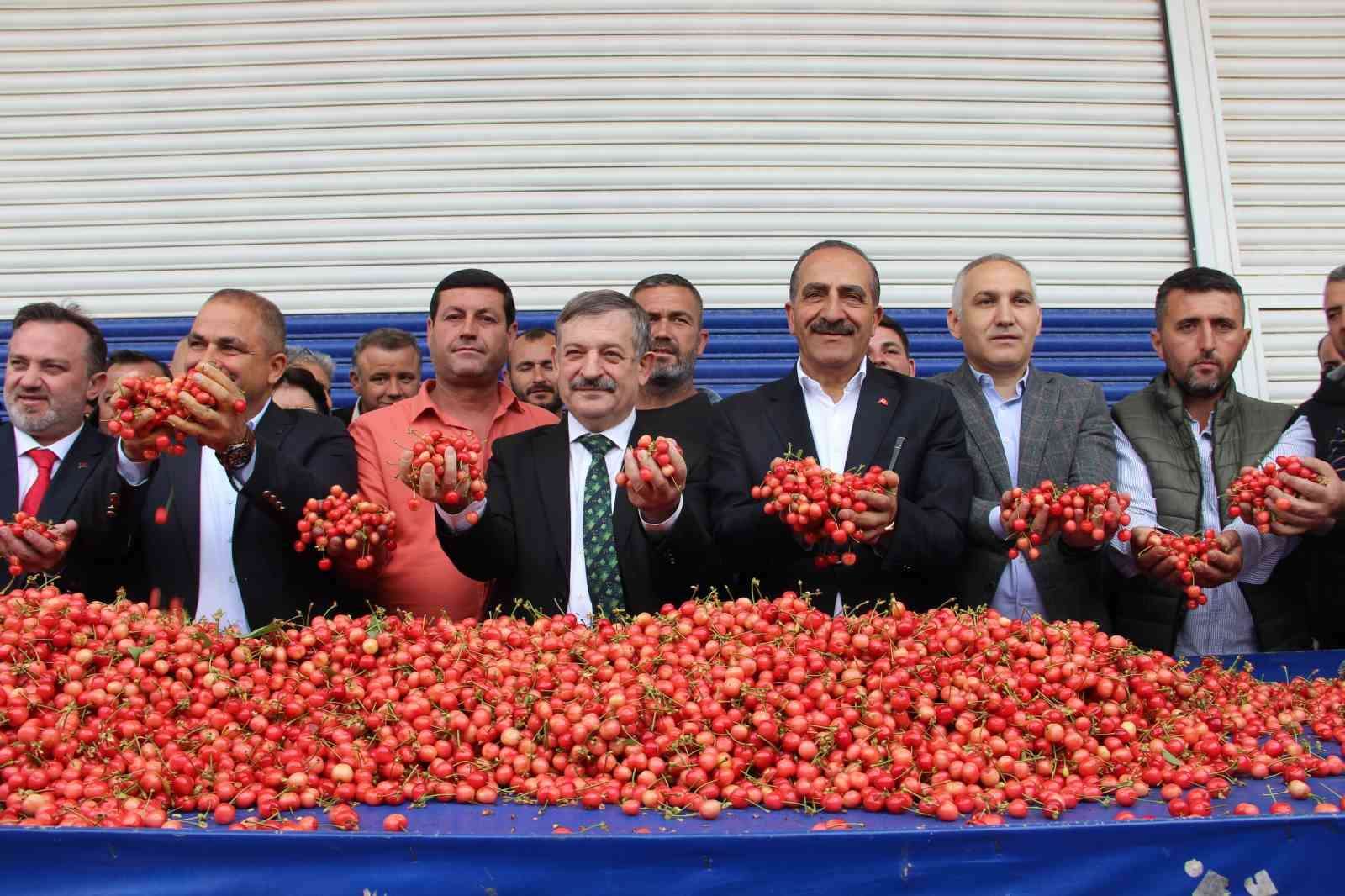 İLK KİRAZIN KİLOGRAMI YAPILAN AÇIK ARTIRMA SONUNDA 800 TL’DEN ALICI