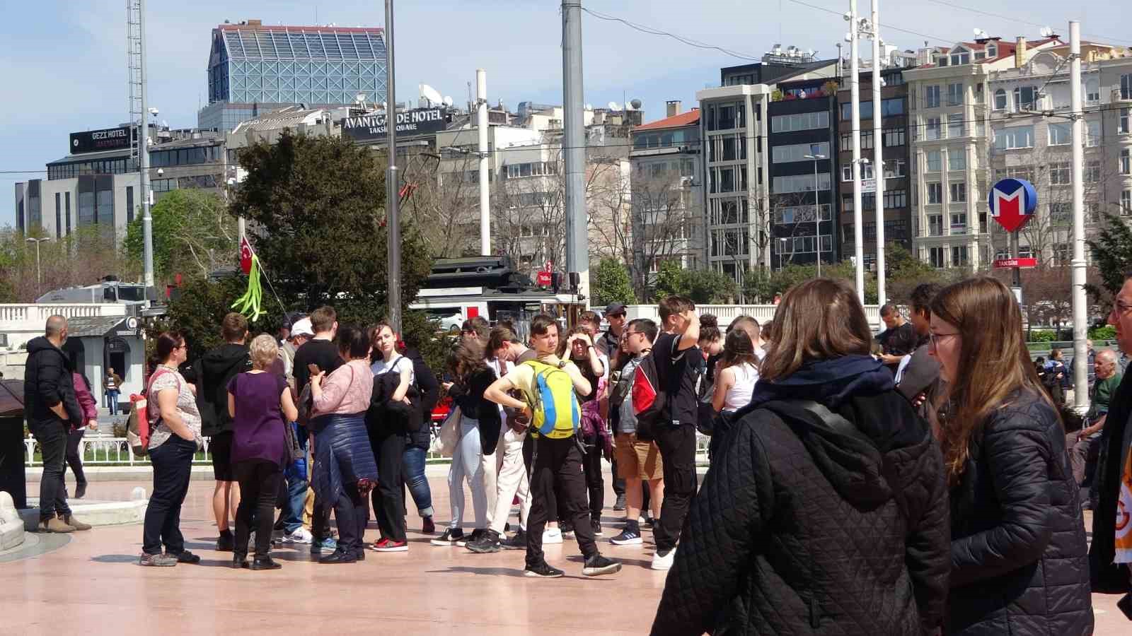 SICAK HAVAYI FIRSAT BİLENLER TAKSİM MEYDANI VE İSTİKLAL CADDESİ'NE AKIN