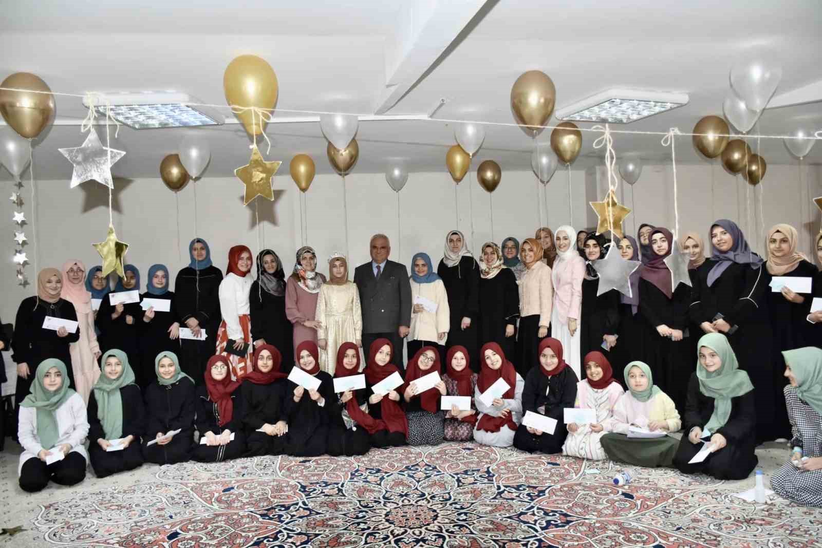 KUR’AN KURSUNUN İLK HAFIZLARI İÇİN KURSTA TÖREN DÜZENLENDİ