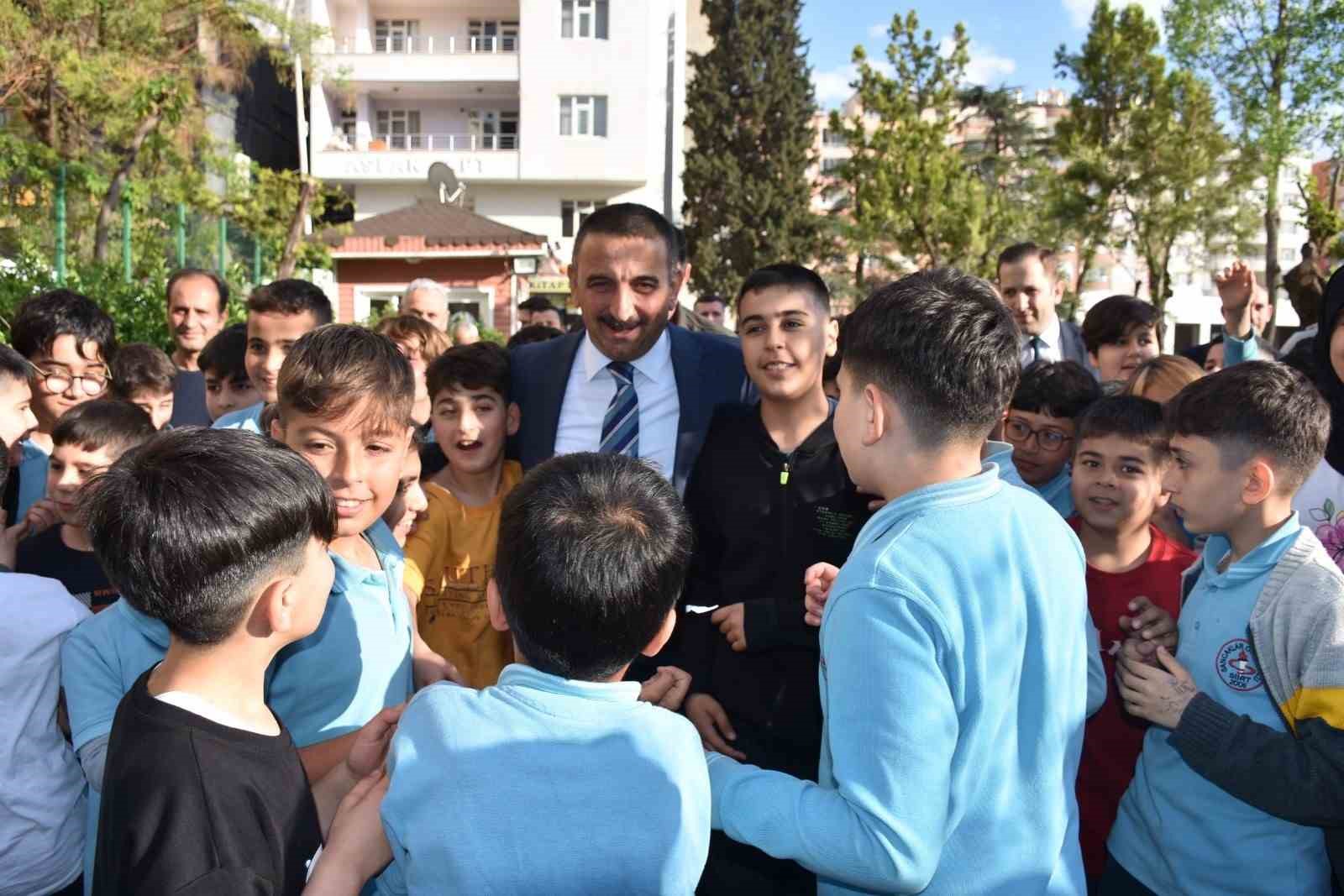 SİİRT VALİSİ VE BELEDİYE BAŞKAN VEKİLİ OSMAN HACIBEKTAŞOĞLU, BAHÇELİEVLER MAHALLESİ