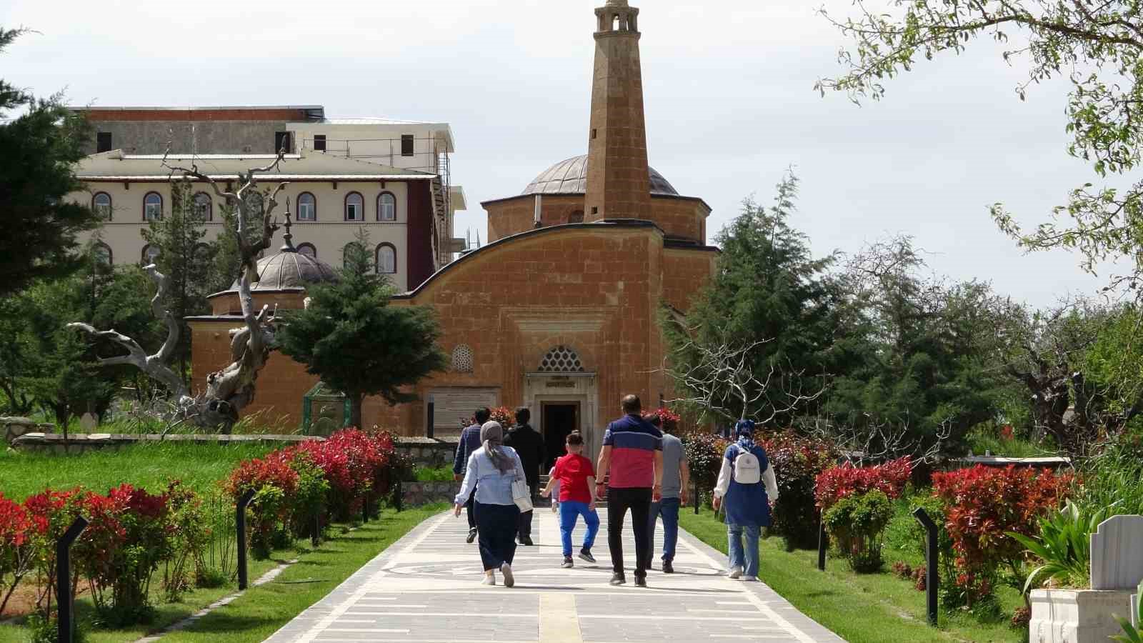 SİİRT’İN TİLLO İLÇESİNDE BULUNAN İSMAİL FAKİRULLAH HAKKI HAZRETLERİ VE İBRAHİM