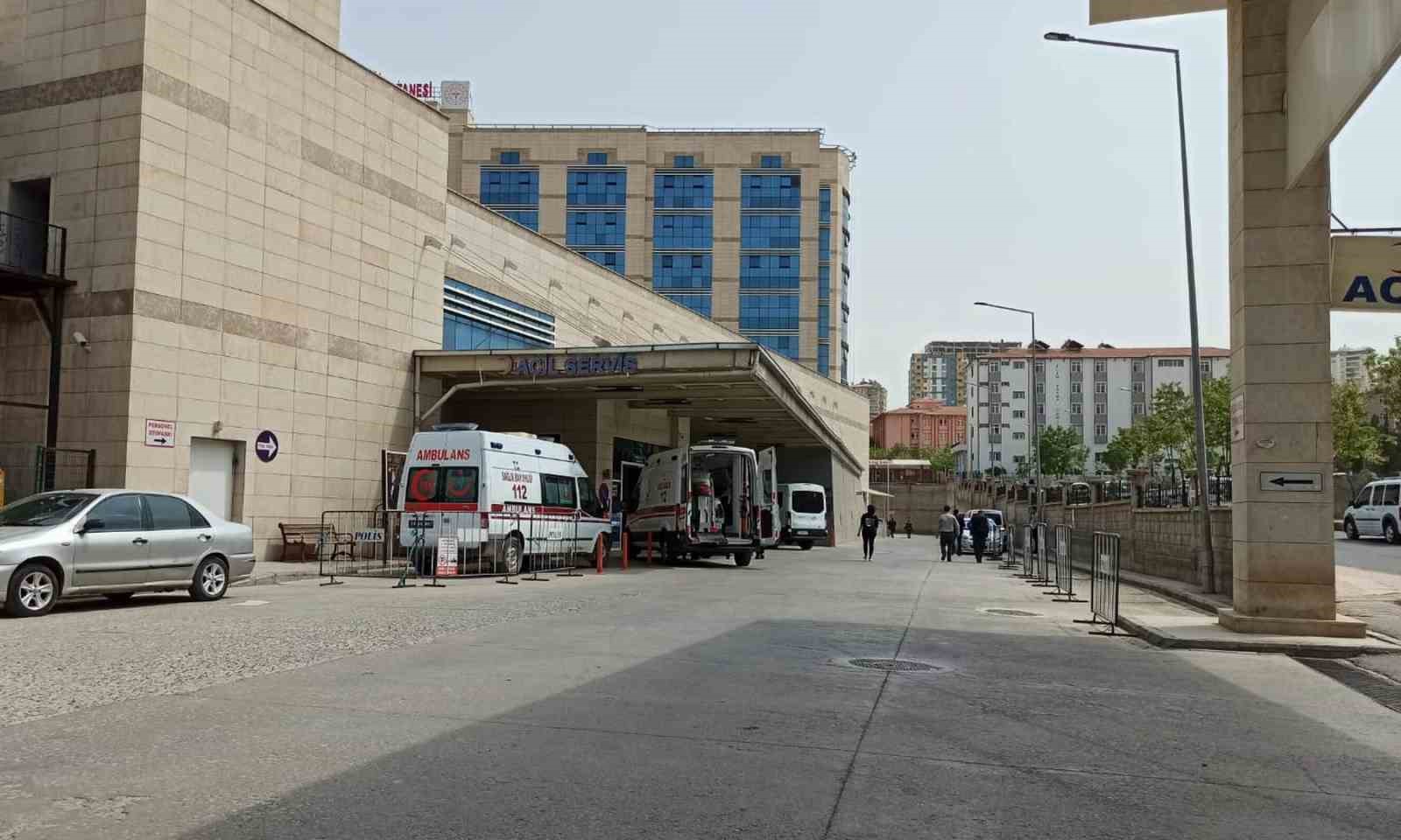 SİİRT'İN KURTALAN İLÇESİNDE BALKONDAN DÜŞEN 15 YAŞINDAKİ GENÇ KIZ YARALANDI.