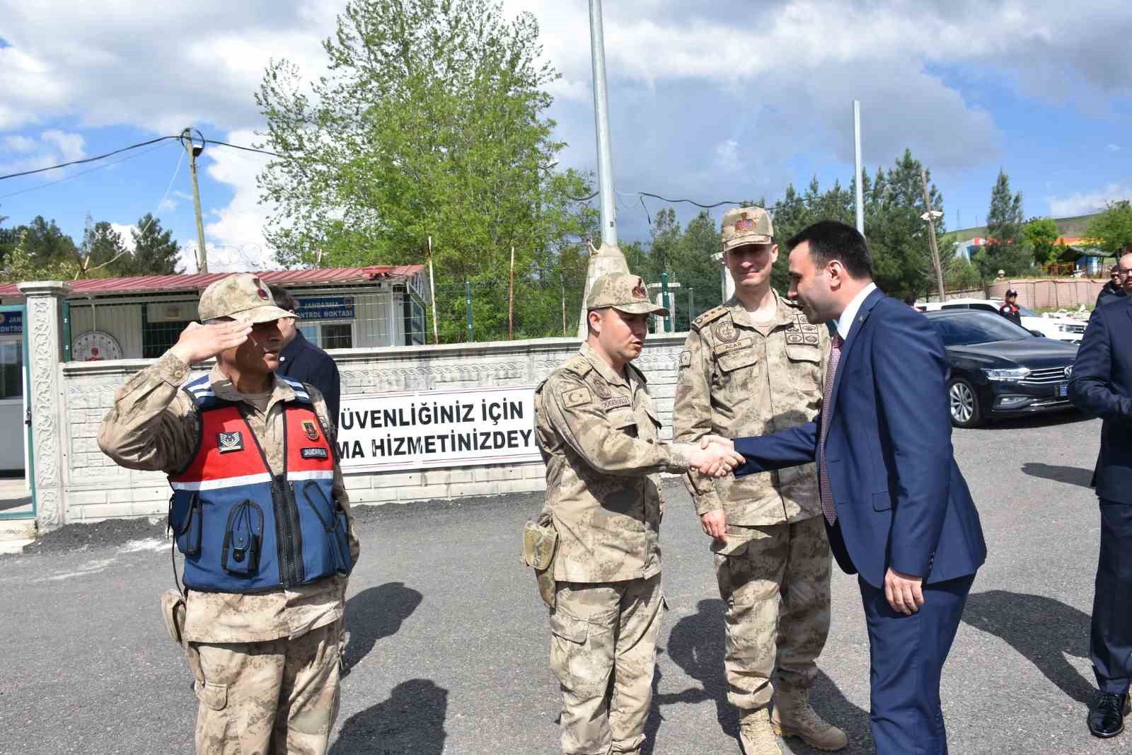 SİİRT VALİ YARDIMCISI MUHAMMED SAİT BAYTOK KEZER YERLEŞKESİNDE BULUNAN JANDARMA