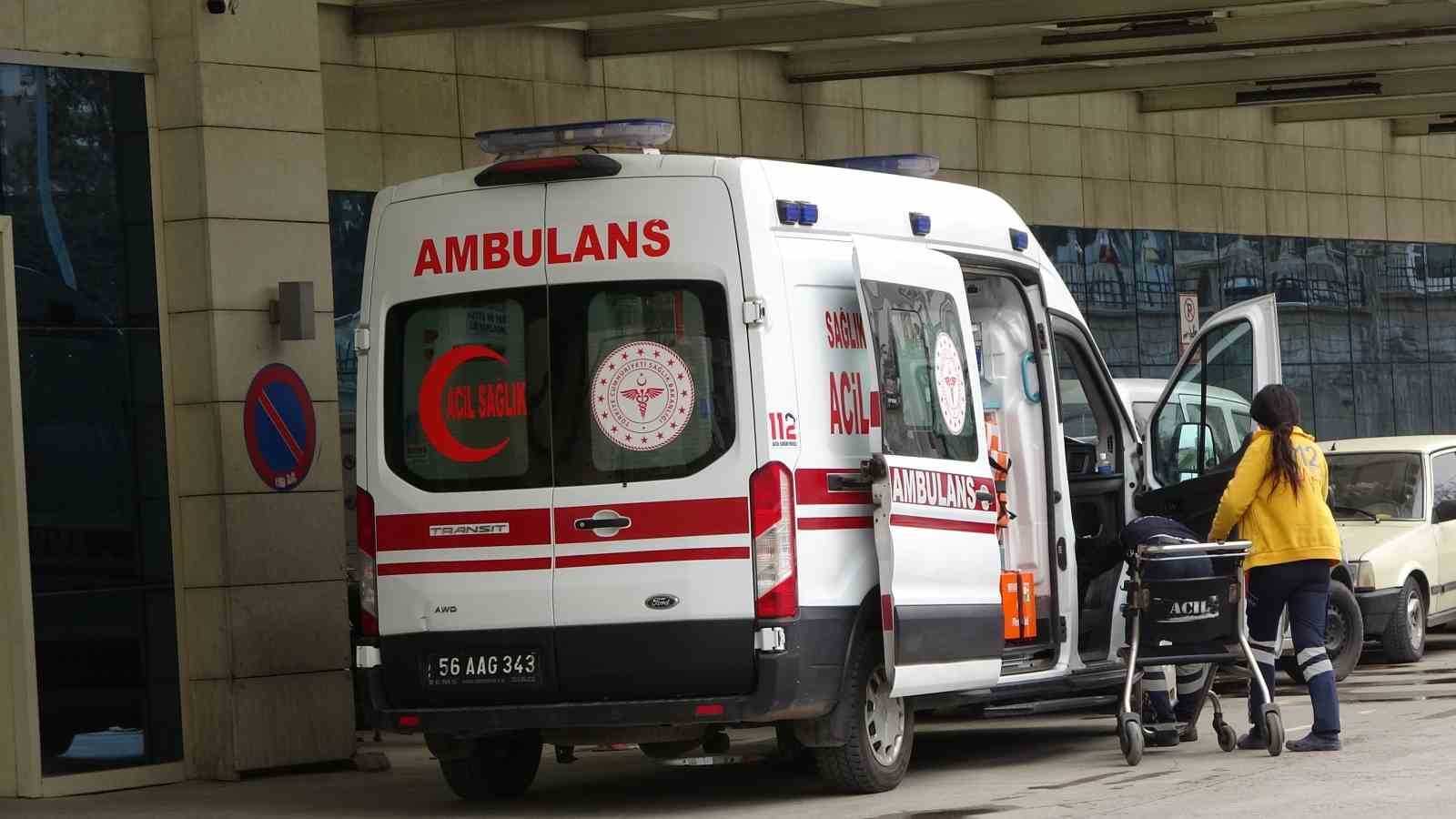 SİİRT'İN BAYKAN İLÇESİNDE OTOMOBİL İLE TRANSİTİN ÇARPIŞMASI SONUCU MEYDANA GELEN