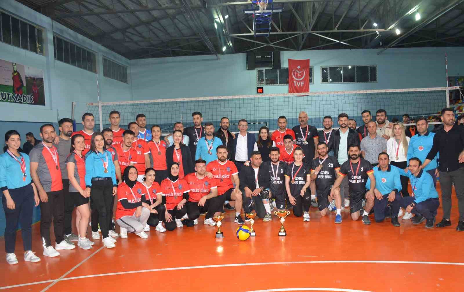 ŞIRNAK'IN SİLOPİ KAYMAKAMLIĞI TARAFINDAN DÜZENLENEN KURUMLAR ARASI VOLEYBOL TURNUVASI FİNAL