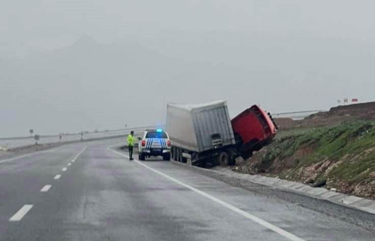 ŞIRNAK'IN SİLOPİ İLÇESİNDE MEYDANA GELEN TRAFİK KAZASINDA BİR KİŞİ YARALANDI.