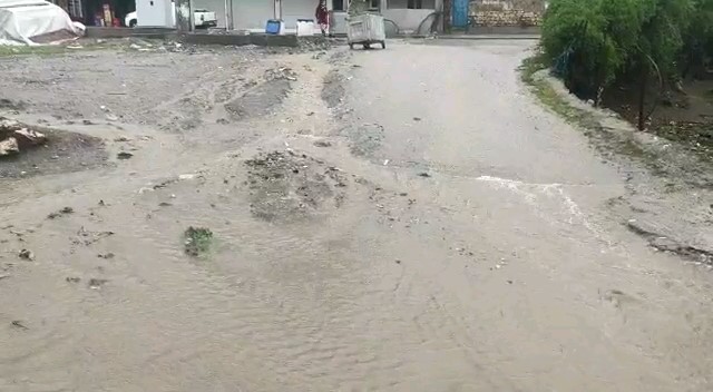 DİYARBAKIR SİLVAN'DA BEKLENEN SAĞANAK YAĞIŞ VE YAĞMUR ÖĞLE SAATLERİNDE ETKİLİ