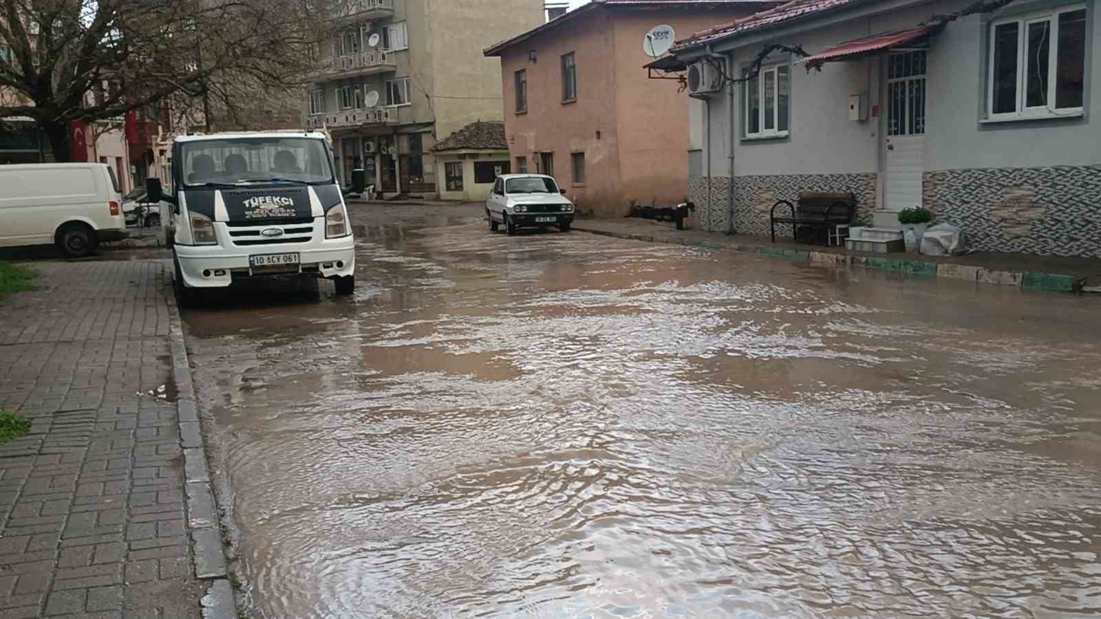 Sındırgı merkezde yağmur, ulus dağında nisan karı etkili oldu SINDIRGI MERKEZDE YAĞMUR, ULUS DAĞINDA NİSAN KARI ETKİLİ OLDU