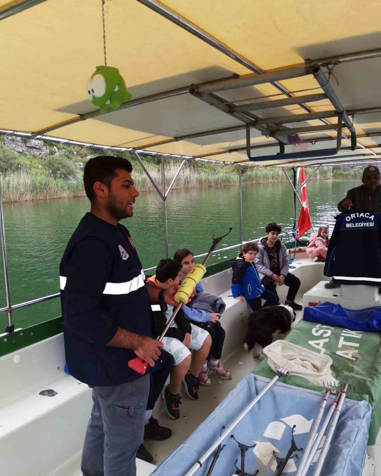 DALYAN BOĞAZINDA GÖNÜLLÜ ‘SINIR TANIMAYAN ÇOCUKLAR’ TARAFINDAN ORTACA BELEDİYESİNE AİT