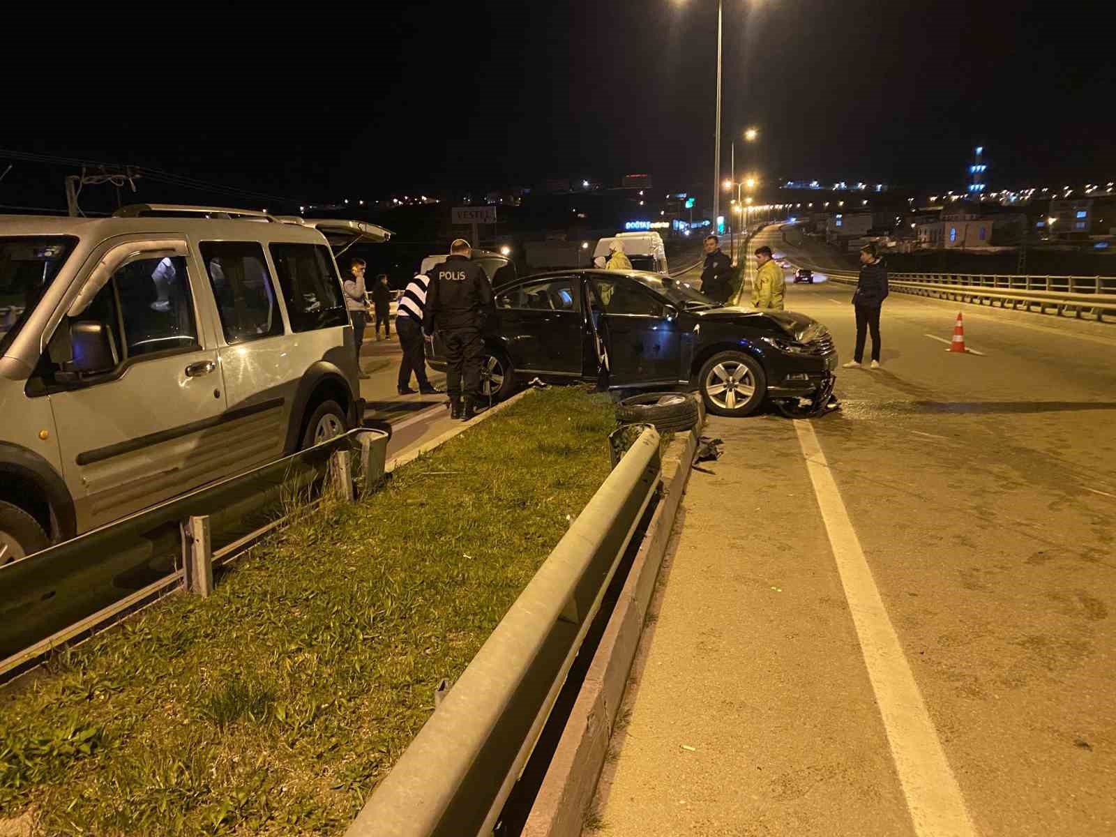 Sinop’ta kontrolden çıkan otomobil refüje çıktı: 3 yaralı