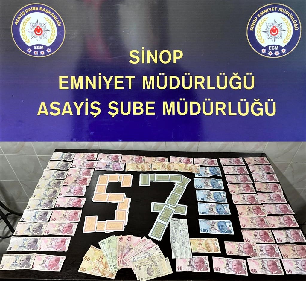 SİNOP'TA KUMAR OYNATILDIĞI TESPİT EDİLEN BİR İŞ YERİNE YAPILAN BASKINDA,