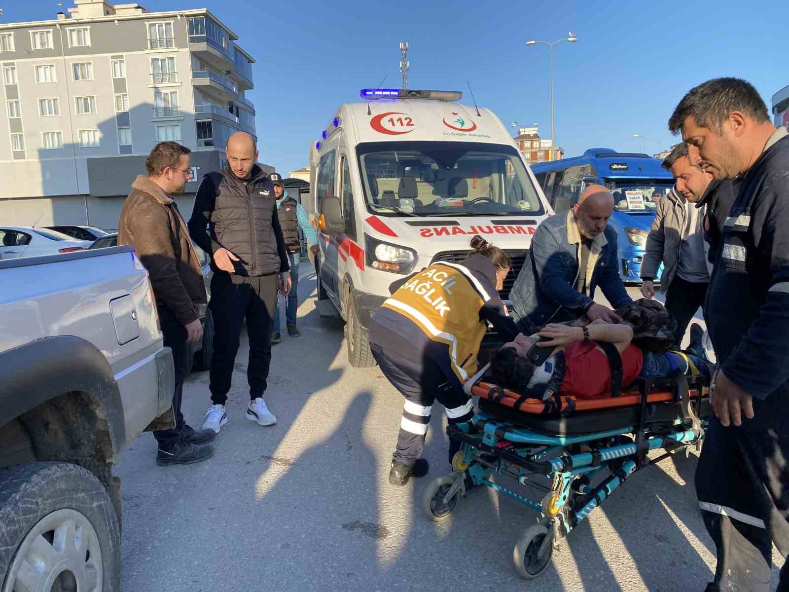 SİNOP’TA AYNI İSTİKAMETE GİTTİĞİ PİKAP İLE ÇARPIŞAN MOTOSİKLET SÜRÜCÜSÜ YARALANDI