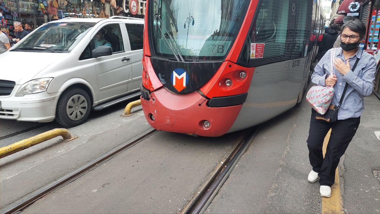 KABATAŞ BAĞCILAR SEFERİNİ YAPAN TRAMVAY, SİRKECİ'DE RAYDAN ÇIKTI.