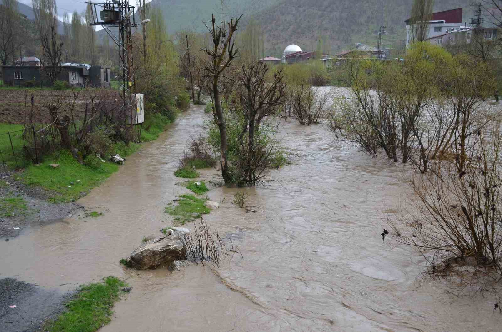 ŞIRNAK’TA ŞİDDETİNİ ARTTIRAN GÖK GÜRÜLTÜLÜ SAĞNAK YAĞIŞ HAYATI OLUMSUZ ETKİLEMEYE