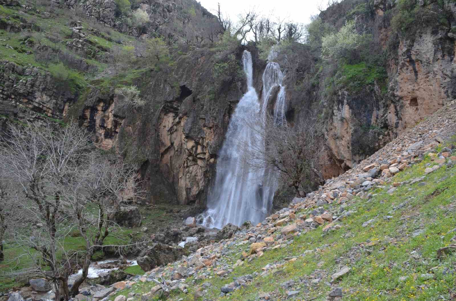 ŞIRNAK’IN BEYTÜŞŞEBAP İLÇESİNDE GÜNLERDİR ETKİLİ OLAN YAĞIŞ SONRASI DEV ŞELALE
