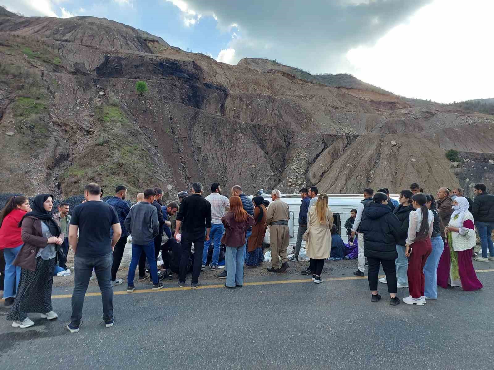 ŞIRNAK’IN ULUDERE İLÇESİNDE YOLCU MİNİBÜSÜ YOLDAN ÇIKARAK DEVRİLDİ. MEYDANA GELEN