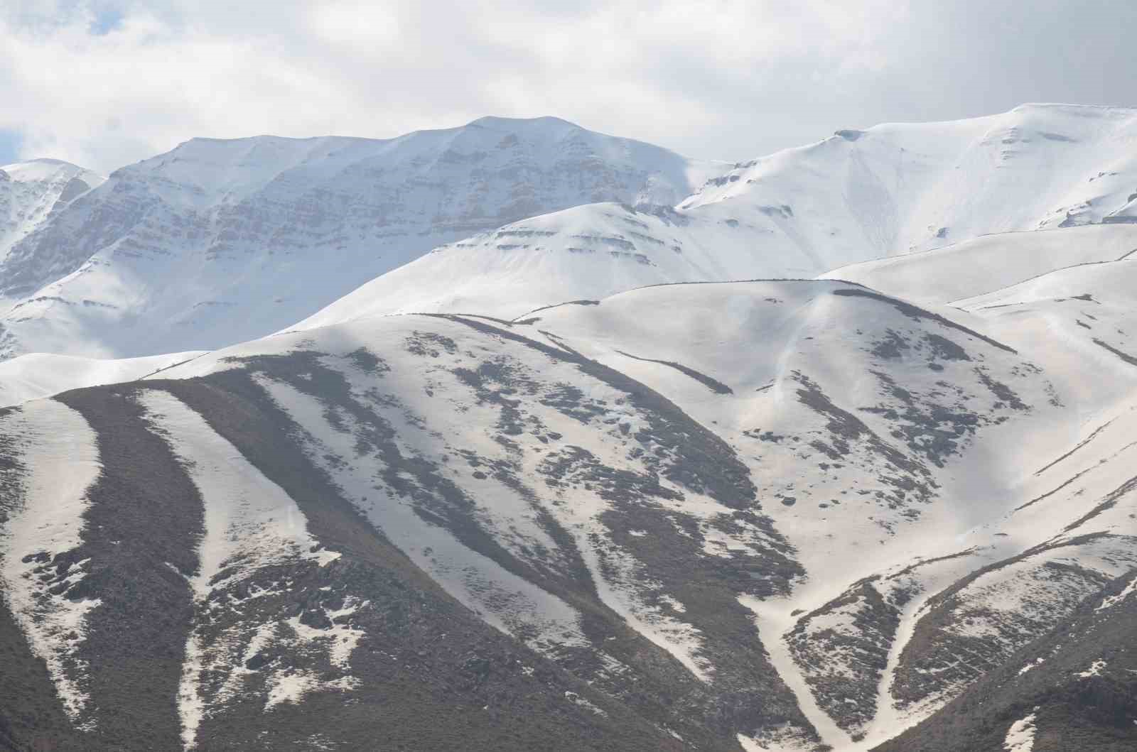 ŞIRNAK’IN ULUDERE İLÇESİNDEKİ YÜKSEK RAKIMLI DAĞLARDA KAR ERİMEYE BAŞLADI. KIŞ