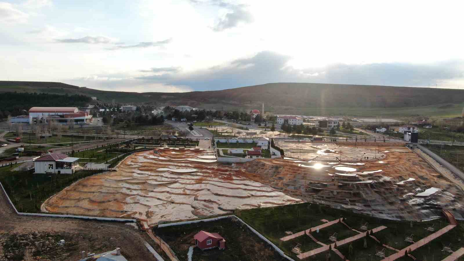 SİVAS’IN SICAK ÇERMİK BÖLGESİNDE ALTIN SARISI RENGİYLE PAMUKKALE TRAVERTENLERİNİ ANDIRAN