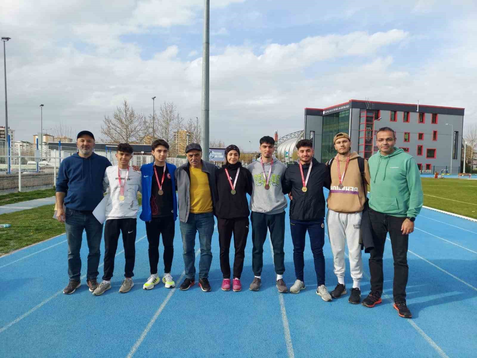 KAYSERİ’DE YAPILAN “OKULLAR ARASI GENÇLER ATLETİZM YARIŞMALARINDA” SİVASLI 6 SPORCU