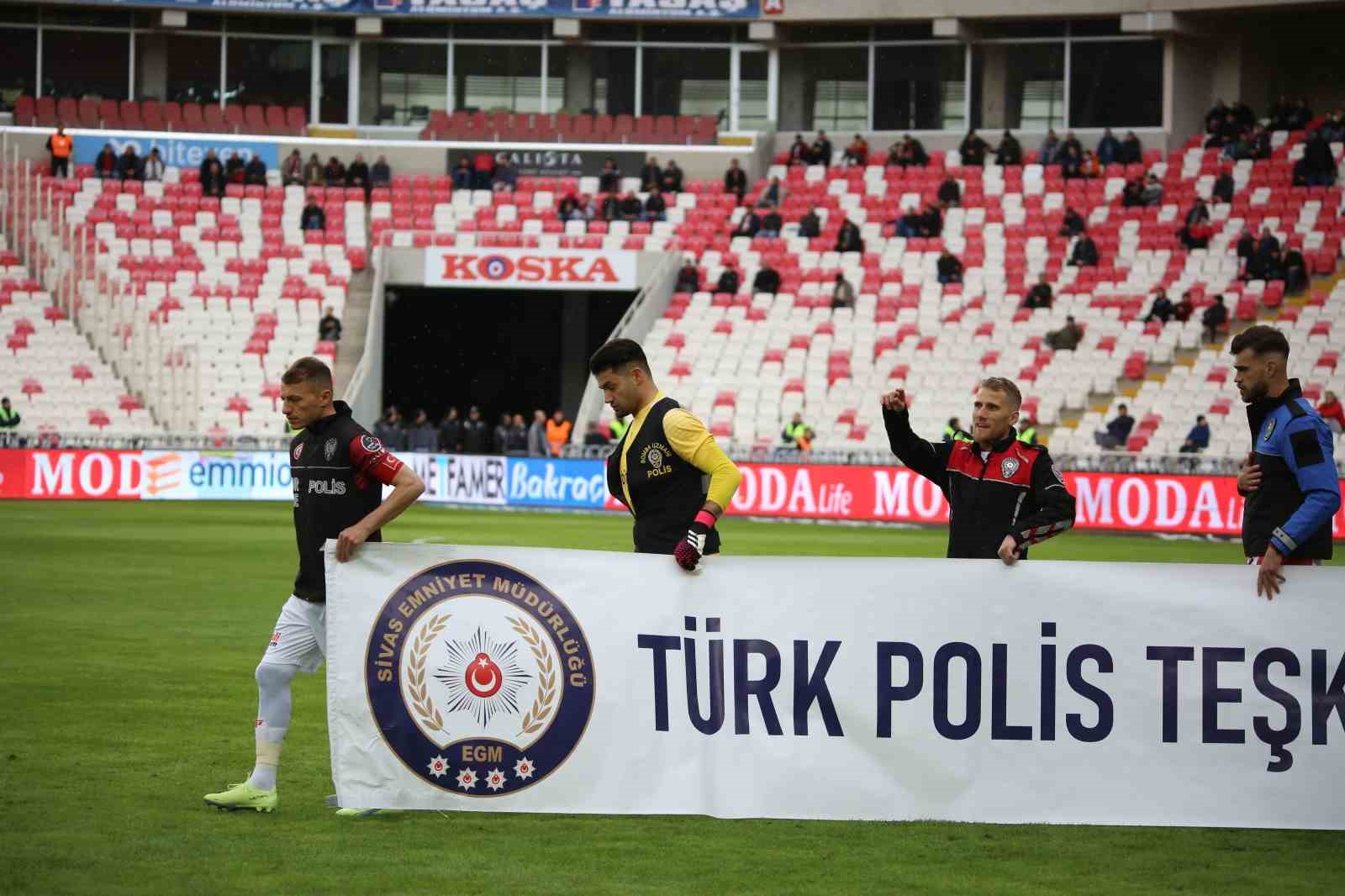 SPOR TOTO SÜPER LİG’DE OYNANAN SİVASSPOR - BAŞAKŞEHİR MAÇINDA KIRMIZI-BEYAZLI