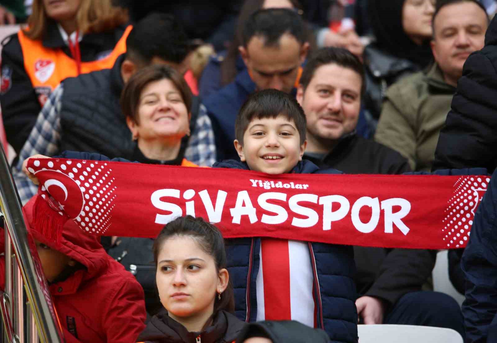 DG SİVASSPORLU TARAFTARLAR, FENERBAHÇE MAÇINA YOĞUN İLGİ GÖSTERDİ.