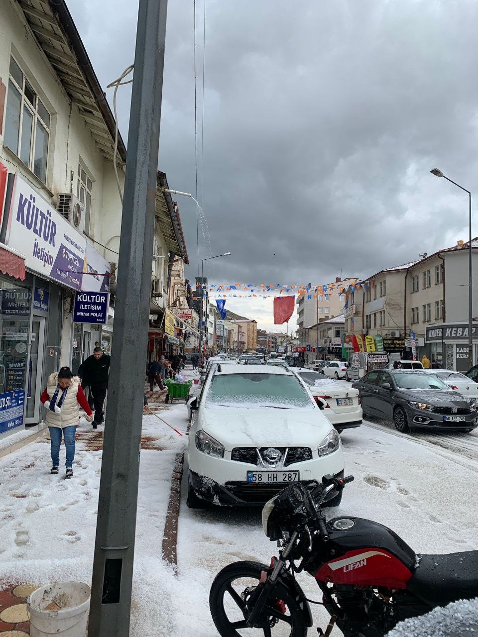 SİVAS’IN ŞARKIŞLA İLÇESİNDE ETKİLİ OLAN DOLU YAĞIŞI HAYATI OLUMSUZ ETKİLEDİ.