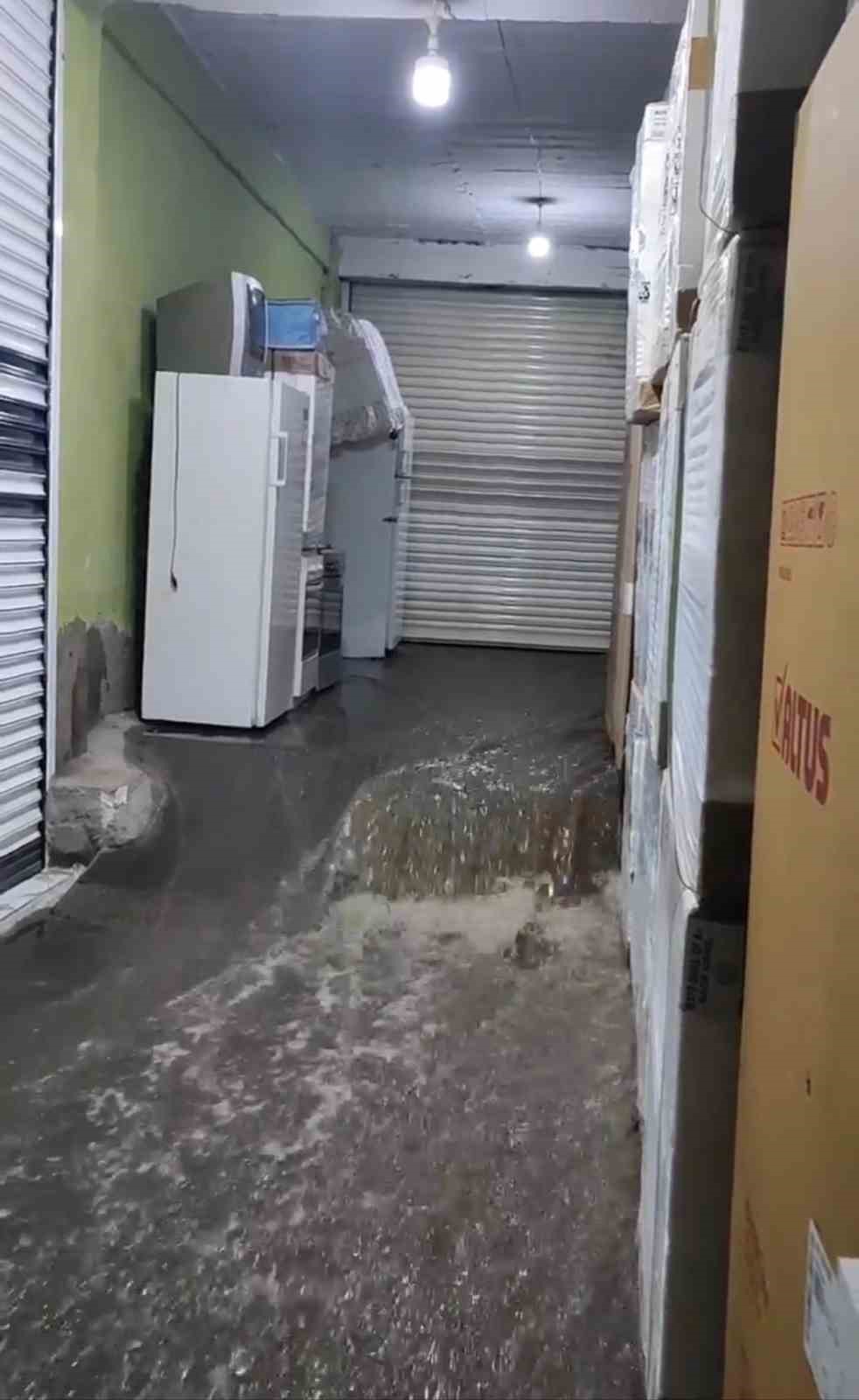 SİVEREK’TE ŞİDDETLİ YAĞIŞ SU BASKINLARINA VE SELE NEDEN OLDU