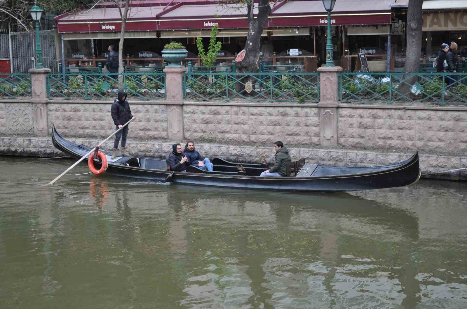 ESKİŞEHİR’DE SOĞUYAN HAVAYA VE HAFİF YAĞMURA RAĞMEN GONDOLA BİNEN VATANDAŞLAR,