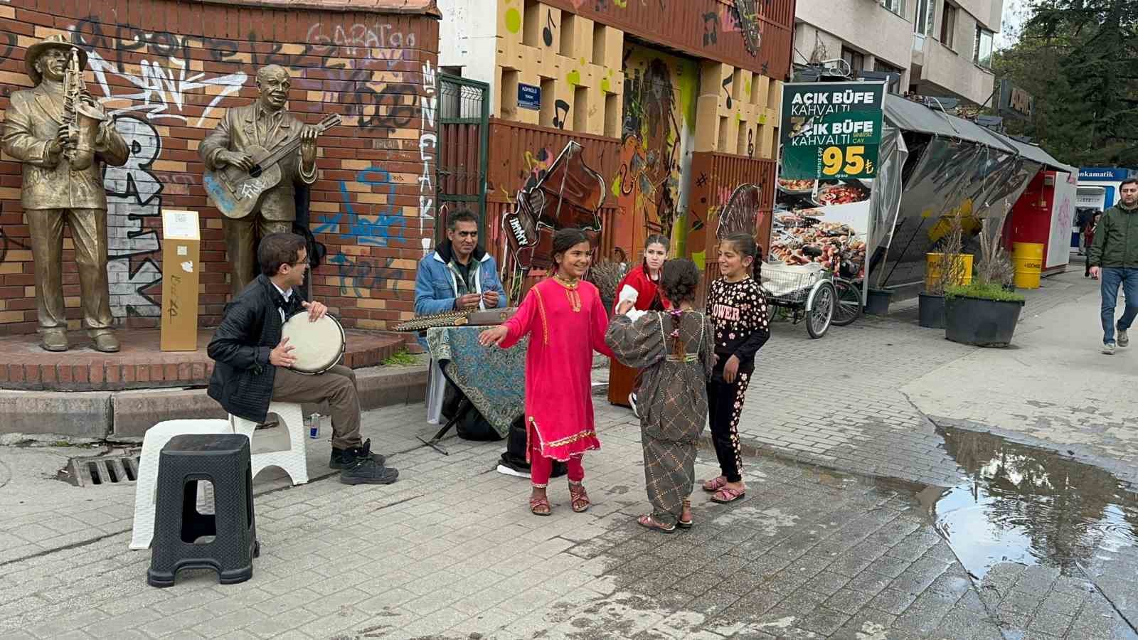 SOKAK SANATÇILARI ÇALDI, ÇOCUKLAR GÖNÜLLERİNCE DANS ETTİ